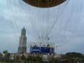 上昇中の気球の写真