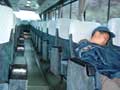 バスの中で居眠り中の僕の写真