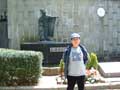 三浦環記念像の前で僕の写真