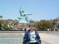 平和祈念像の前での僕の写真