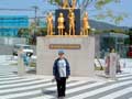 原爆資料館記念碑の前の僕の写真