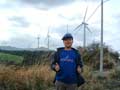 発電用風車群前の僕の写真